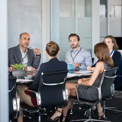 Des employés en réunion autour d'une table Des employés en réunion autour d'une table