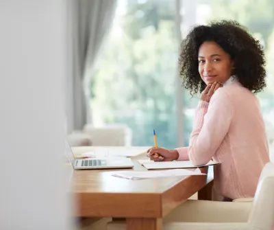 vrouw aan bureau vrouw aan bureau