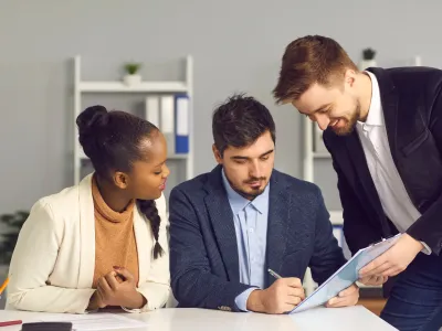 Een koppel ondertekent een document bij de notaris