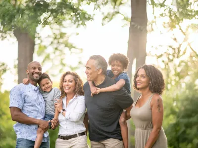 Gezin met grootouders en kinderen in de natuur