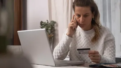 Une personne suspecte une fraude et téléphone à sa banque et à son notaire.