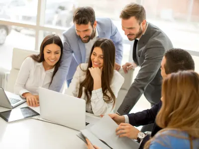 Des actionnaires et des associés d'une société discutent sereinement autour de la table 