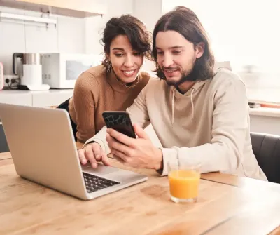 Un couple regarde leur ordinateur. Un couple regarde leur ordinateur.