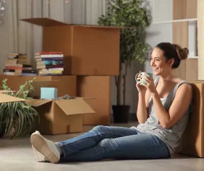 Une femme est sereine après un déménagement réussi.