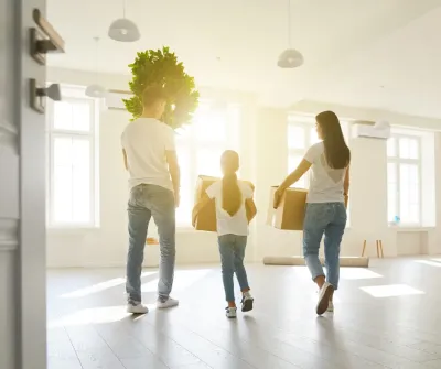 Une famille, cartons à la main, emménage dans leur nouveau logement.