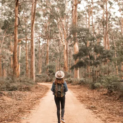 jonge vrouw stapt in het bos 