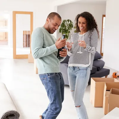 Jong koppel dat aan het verhuizen is