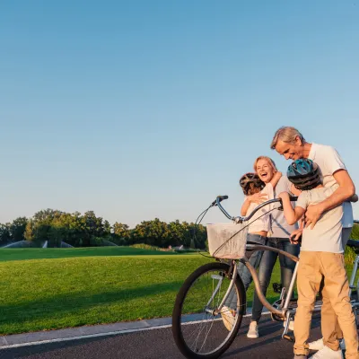 une famille s'embrasse après un tour en vélo