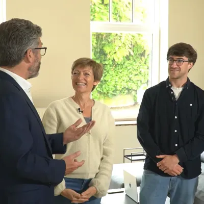 Un notaire donne des conseils à un jeune couple qui prévoit de devenir propriétaire en acheteur leur premier logement.