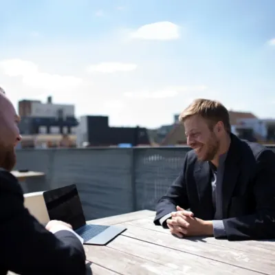 Deux entrepreneurs discutent en réunion