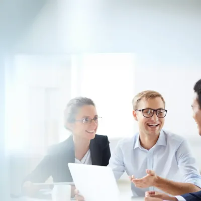 Un groupe d'entrepreneurs heureux et souriants en réunion