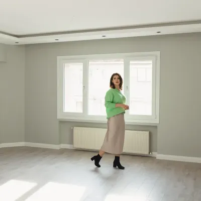 Une femme visite un appartement