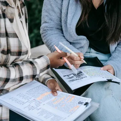 Twee studenten die aan het studeren zijn