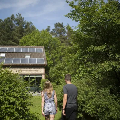 Jong koppel dat een huis met een tuin bezoekt