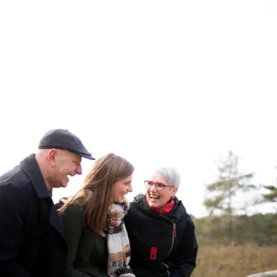une famille rigole ensemble