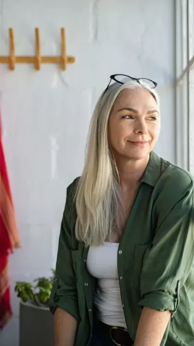 vrouw kijkt uit het raam