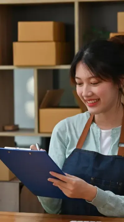 vrouw aan het werk in haar onderneming