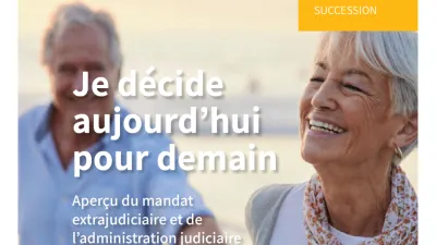 Un couple heureux de 65 ans se tiennent la main après avoir pris leurs dispositions pour rédiger un mandat extrajudiciaire protégeant leur avenir.