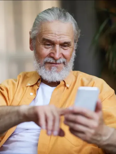 oudere man op smartphone