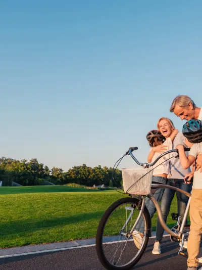 une famille s'embrasse après un tour en vélo