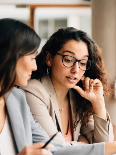 Twee vrouwen in gesprek