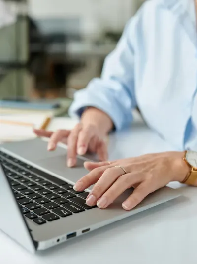 Vrouw die op laptop werkt