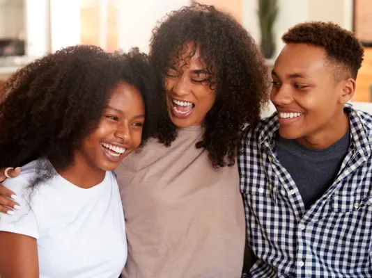 Des frères et soeurs se prennent dans les bras, heureux Des frères et soeurs se prennent dans les bras, heureux