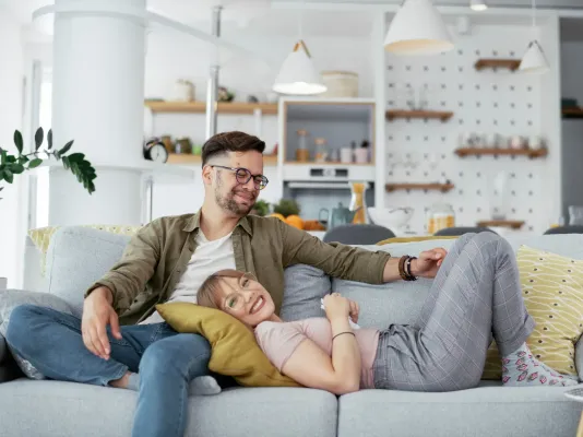 Un couple heureux et serein installé dans leur canapé