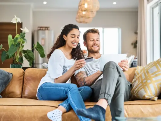 Couple heureux dans leur canapé