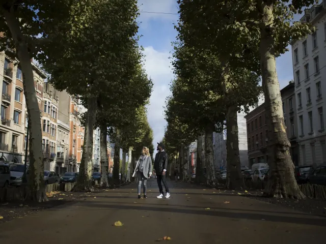Jong koppel op wandel in de stad