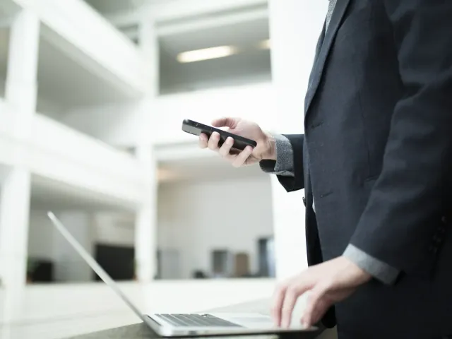 Ondernemer die de Izimi app gebruikt op zijn smartphone