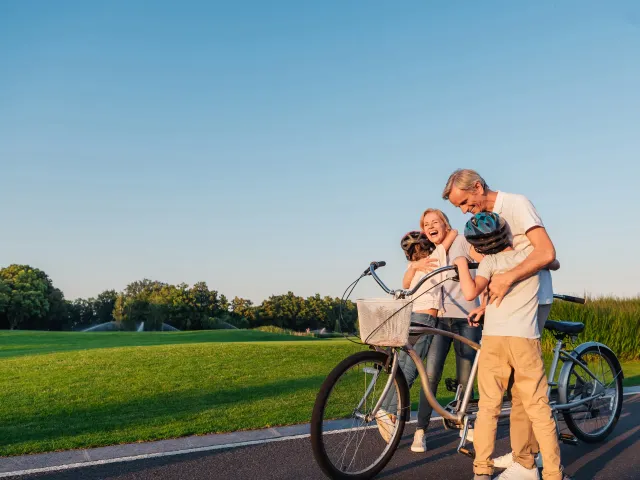 une famille s'embrasse après un tour en vélo