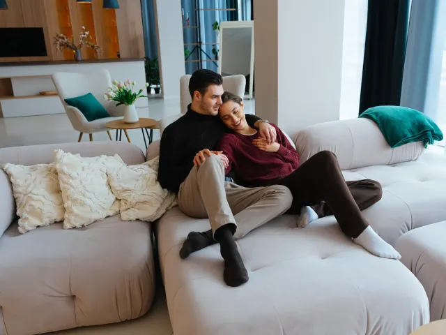 Un couple heureux et serein installé dans leur canapé