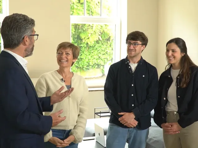 Un notaire donne des conseils à un jeune couple qui prévoit de devenir propriétaire en acheteur leur premier logement.