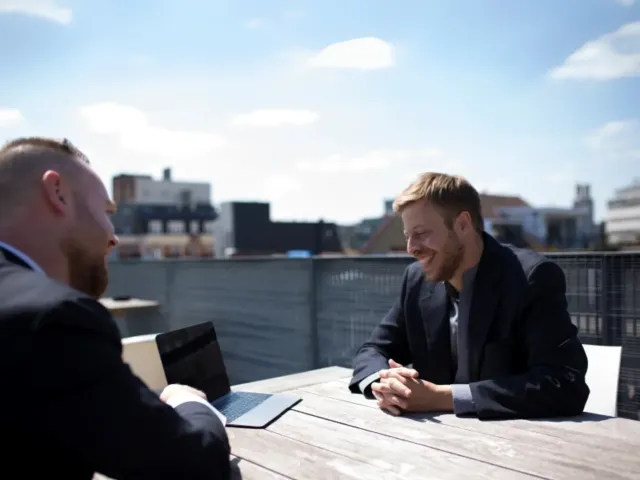 Deux entrepreneurs discutent en réunion
