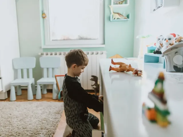 Un enfant joue dans sa chambre.