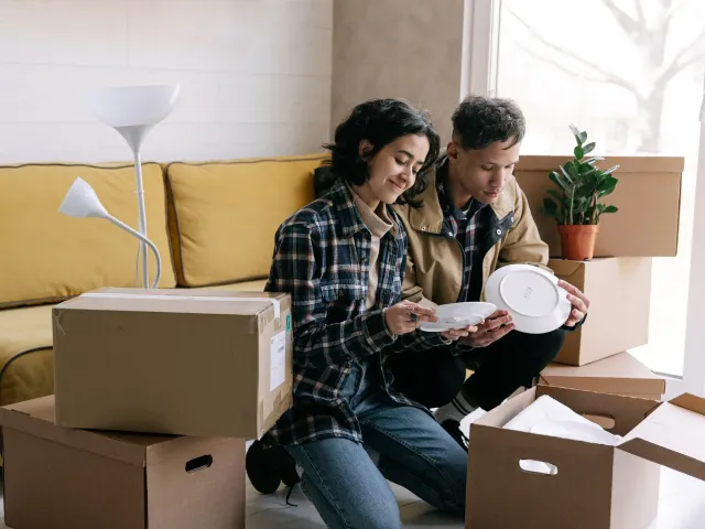 Un couple emménage dans leur nouvel appartement.