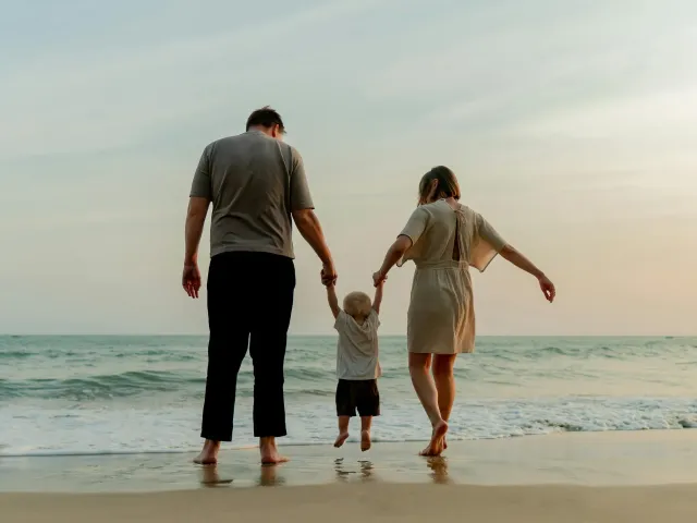 Une famille en vacances au bord de la mer.