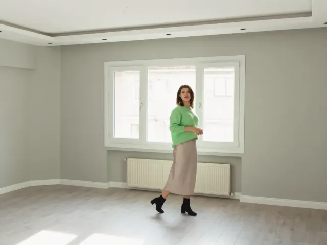 Une femme visite un appartement