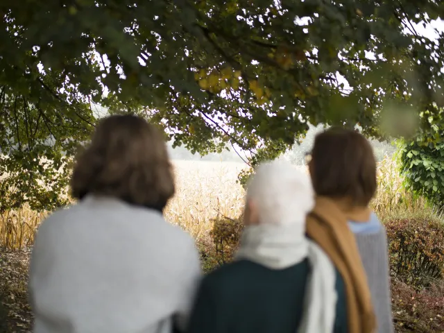 Kleindochters met grootmoeder op wandel in de natuur