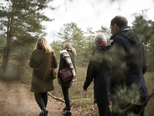Familie op wandel in de natuur