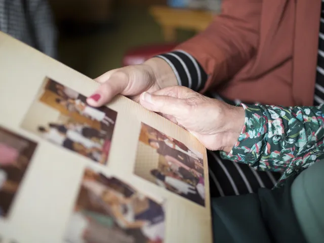 Une dame réfléchit à la question de l'euthanasie en Belgique.