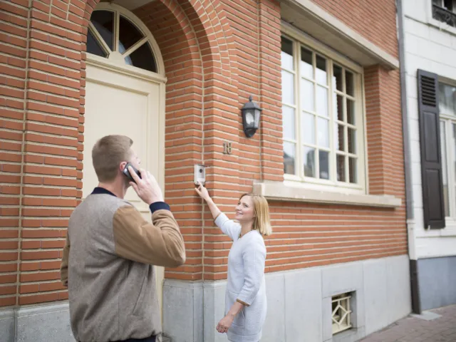 Un couple visite une maison.