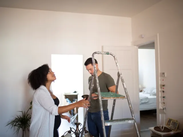 Un couple fait des travaux de rénovation dans leur maison en Belgique.