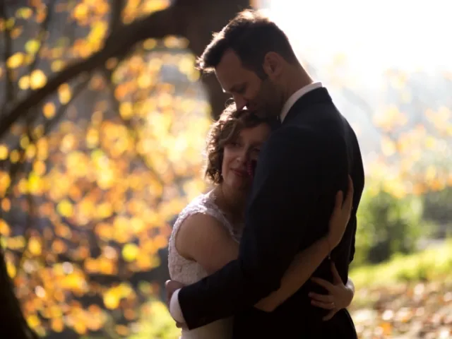 couple qui s'enlace à leur mariage.
