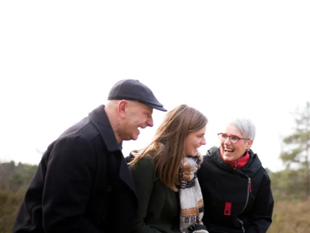 une famille rigole ensemble