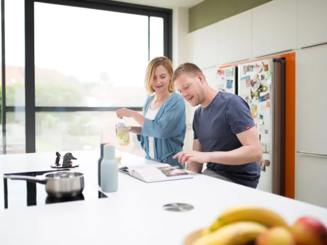 un couple discutant dans la cuisine