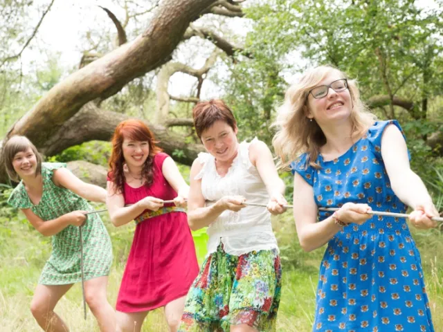 4 soeurs jouant dans le jardin en Belgique. 