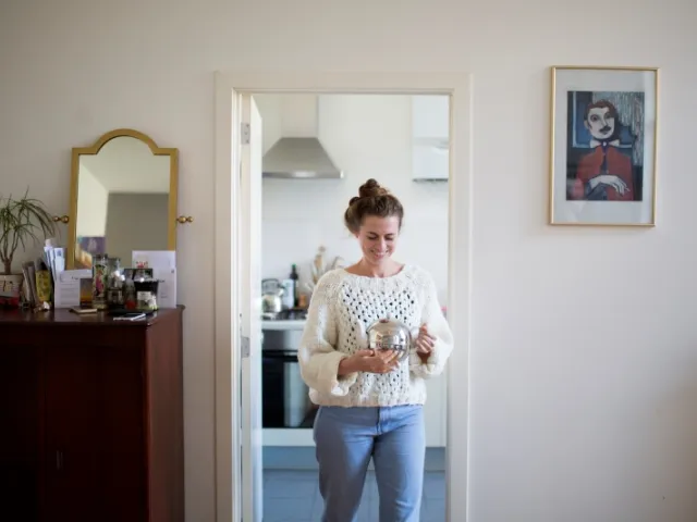 Une jeune locataire dans le bien qu'elle loue en Belgique