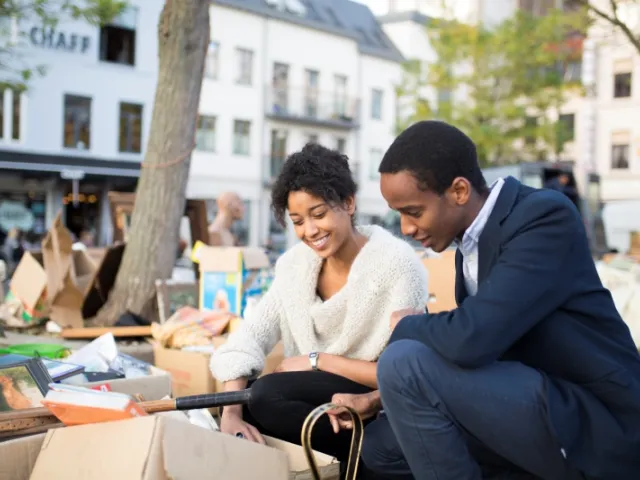 Jeune couple en balade en Belgique qui se demande quel est le meilleur statut pour leur couple : mariage ou cohabitation ?